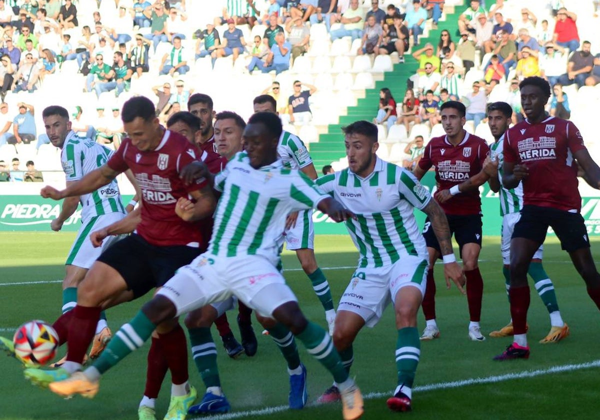 Acción del duelo de este sábado entre el Córdoba y el Mérida en El Arcángel.