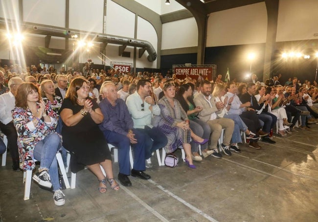 Primera fila del acto del PSOE celebrado esta mañana en Mérida.