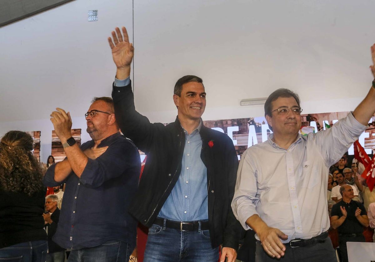 Antonio Rodríguez Osuna, Pedro Sánchez y Guillermo Fernández Vara este sábado en Mérida.