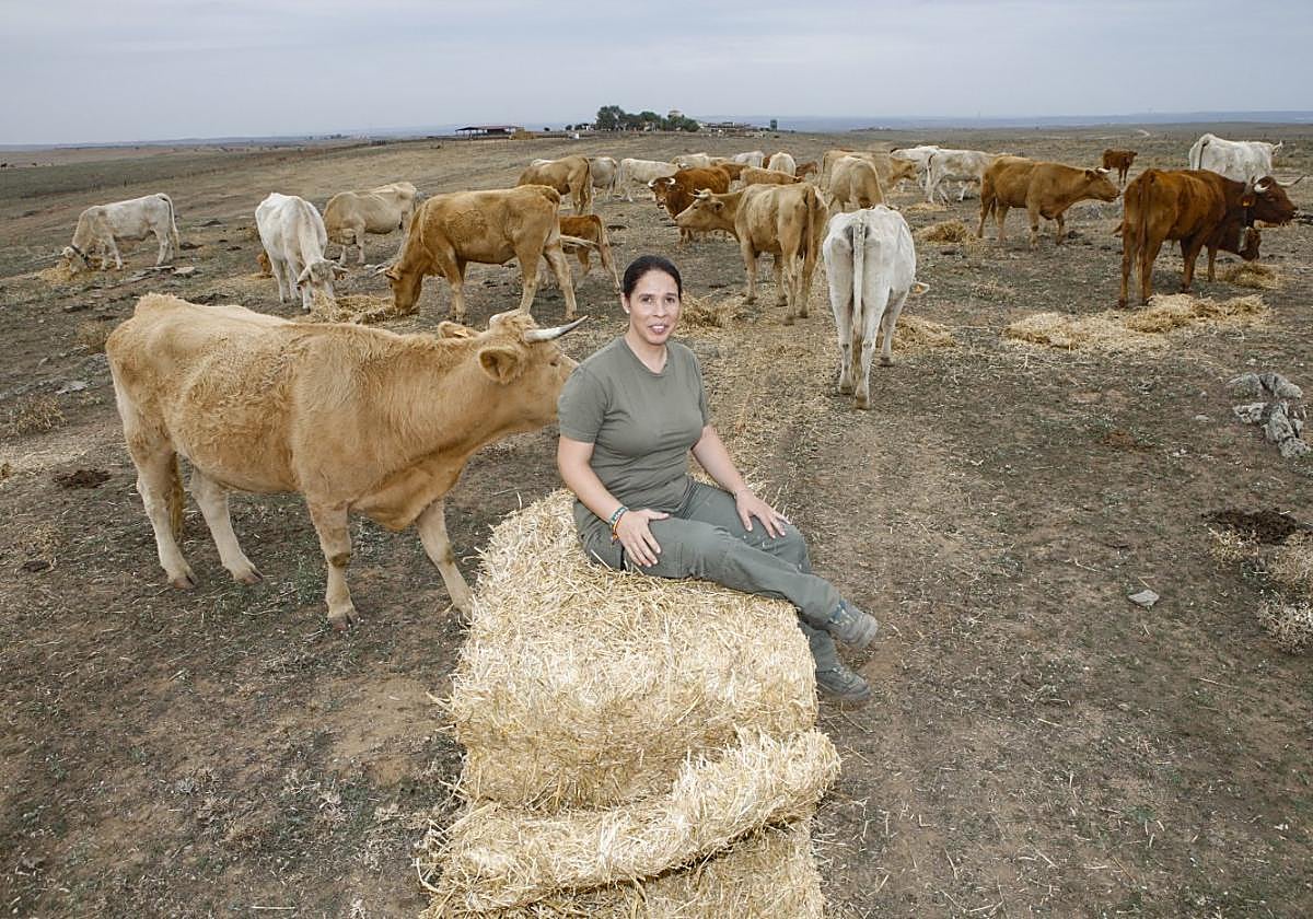 Ana Díaz, con su ganado en una finca de Alcántara.
