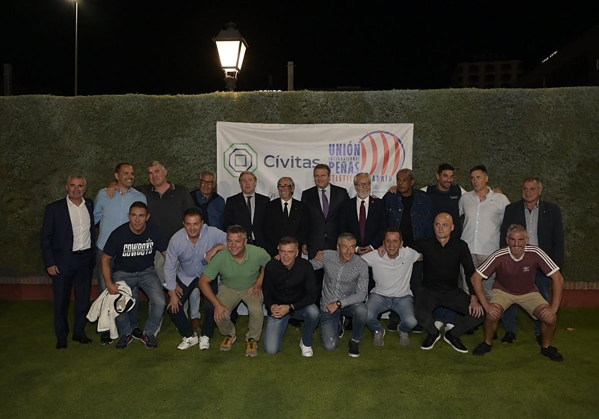 Las leyendas del Atlético junto al alcalde Gragera.