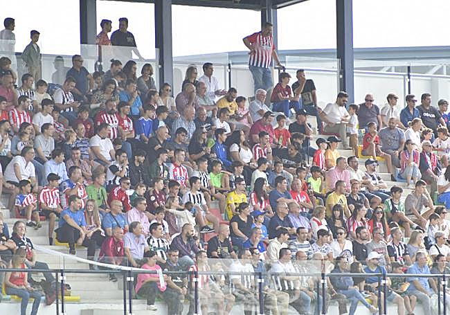 Grada llena en el viejo Vivero.