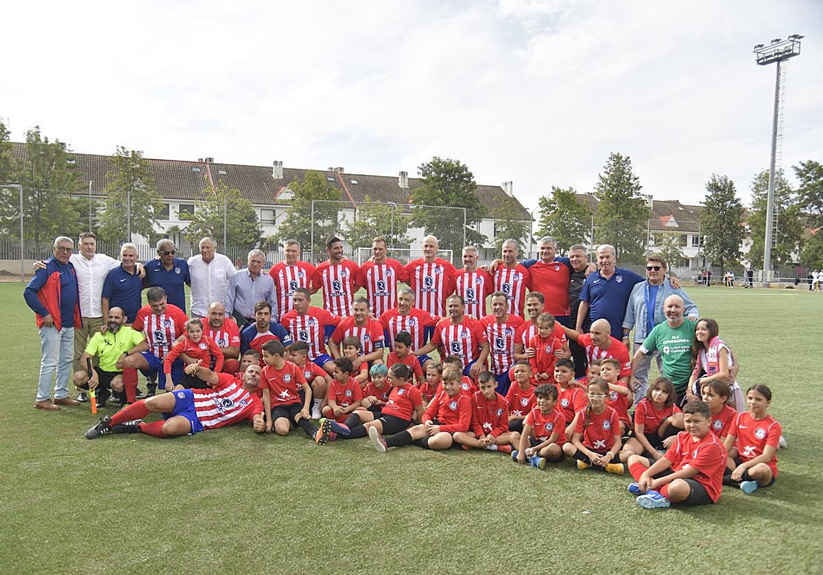 Foto de familia de las Leyendas del Atlético.