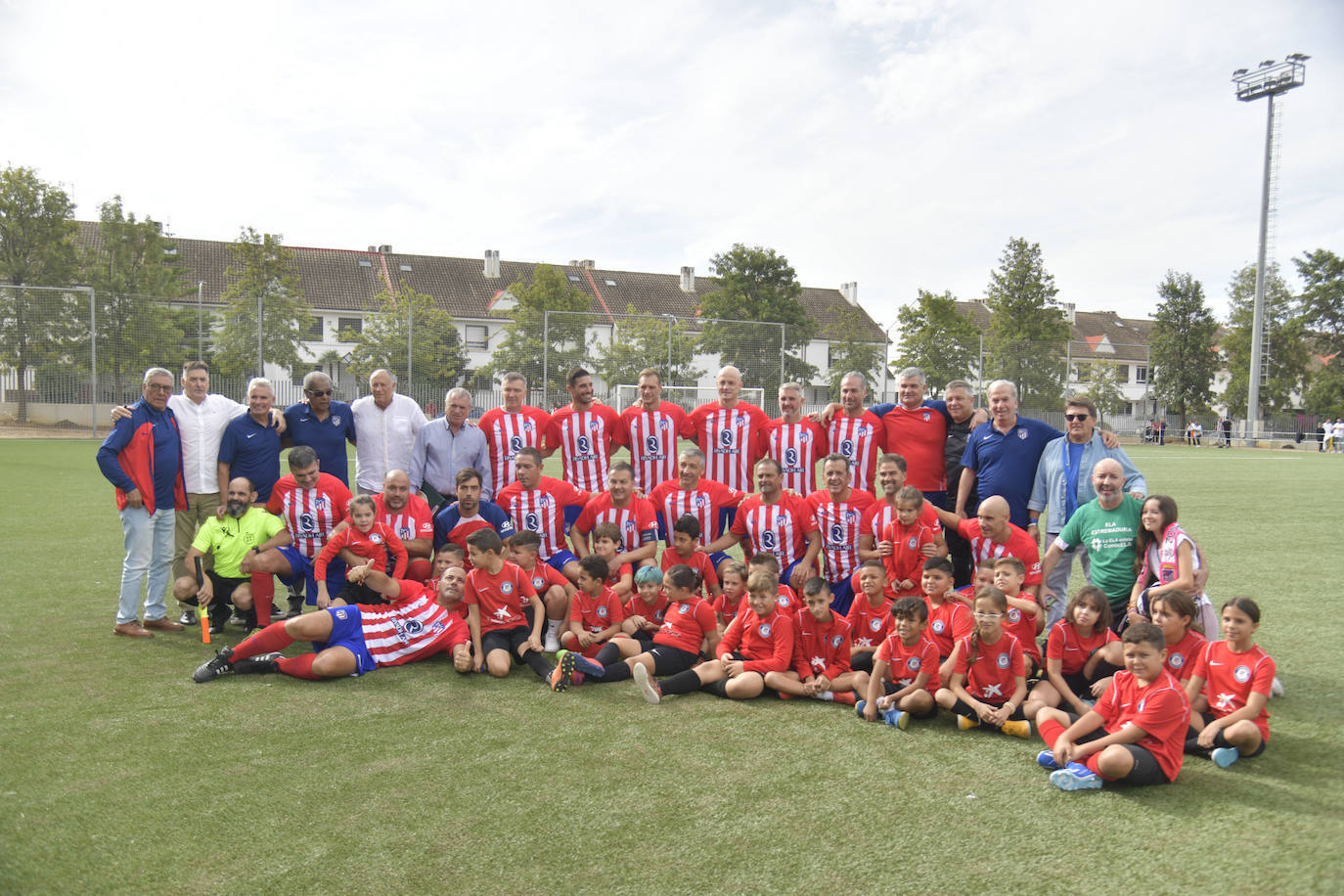 Leyendas colchoneras y del Badajoz ponen el broche al congreso de peñas del Atlético