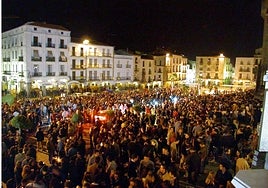 Imagen de la Plaza Mayor un fin de semana antes de su prohibición en marzo de 2003.