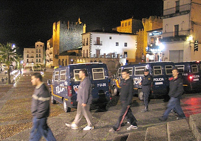 Controles policiales en marzo de 2023 para evitar que se llevaran a cabo botellones en la Plaza Mayor.