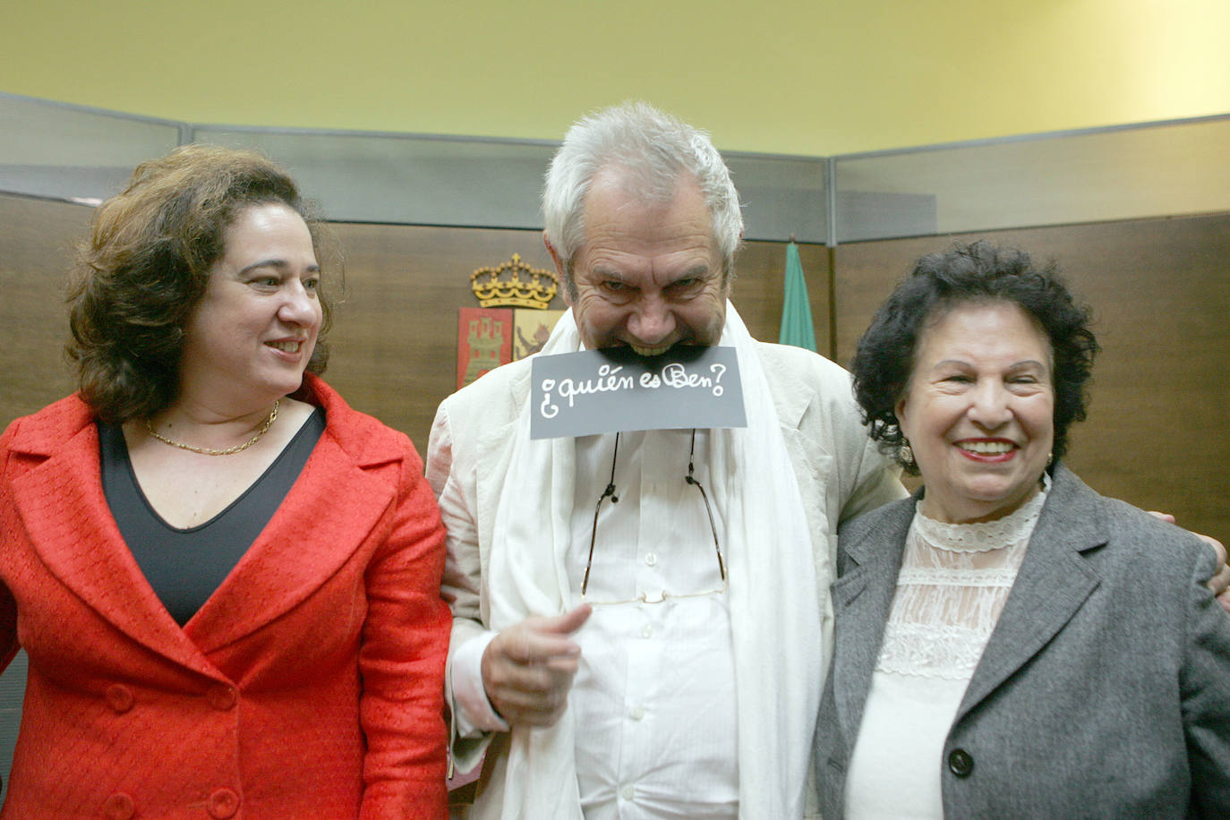 2008. El artista Ben Vautier entre Esperanza Díaz, entonces directora general de Patrimonio de la Junta, y Mercedes Vostell. 