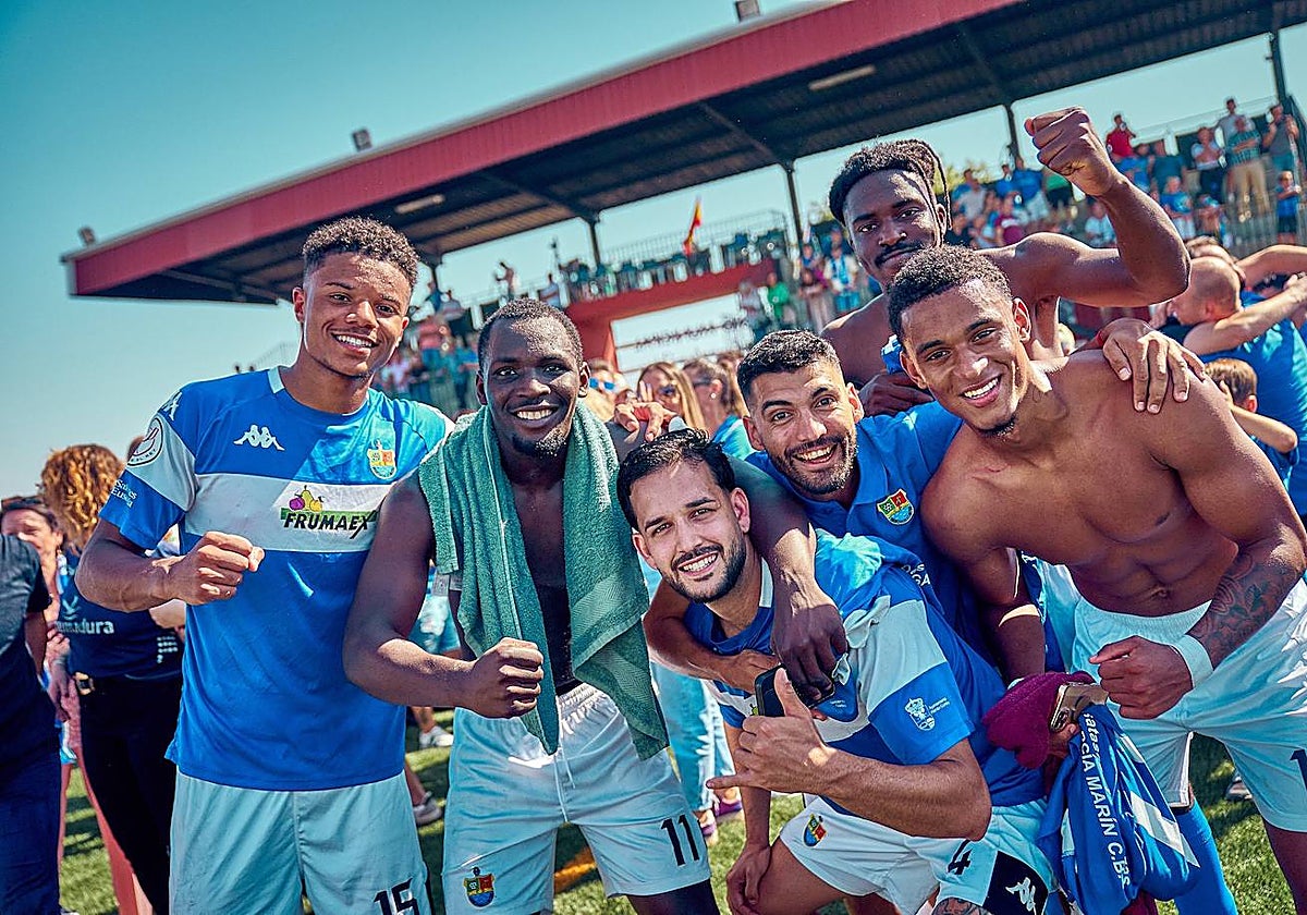 Los jugadores del Hernán Cortés celebran el pase a la ronda de las ilusiones tras eliminar al Sauzal canario.