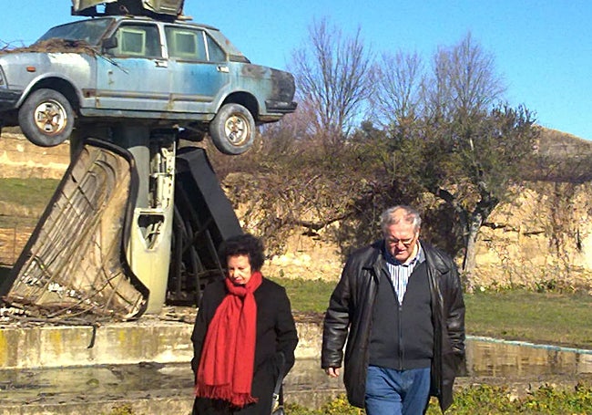 Mercedes Guardado y José Antonio Agúndez en el exterior del Museo Vostell Malpartida.