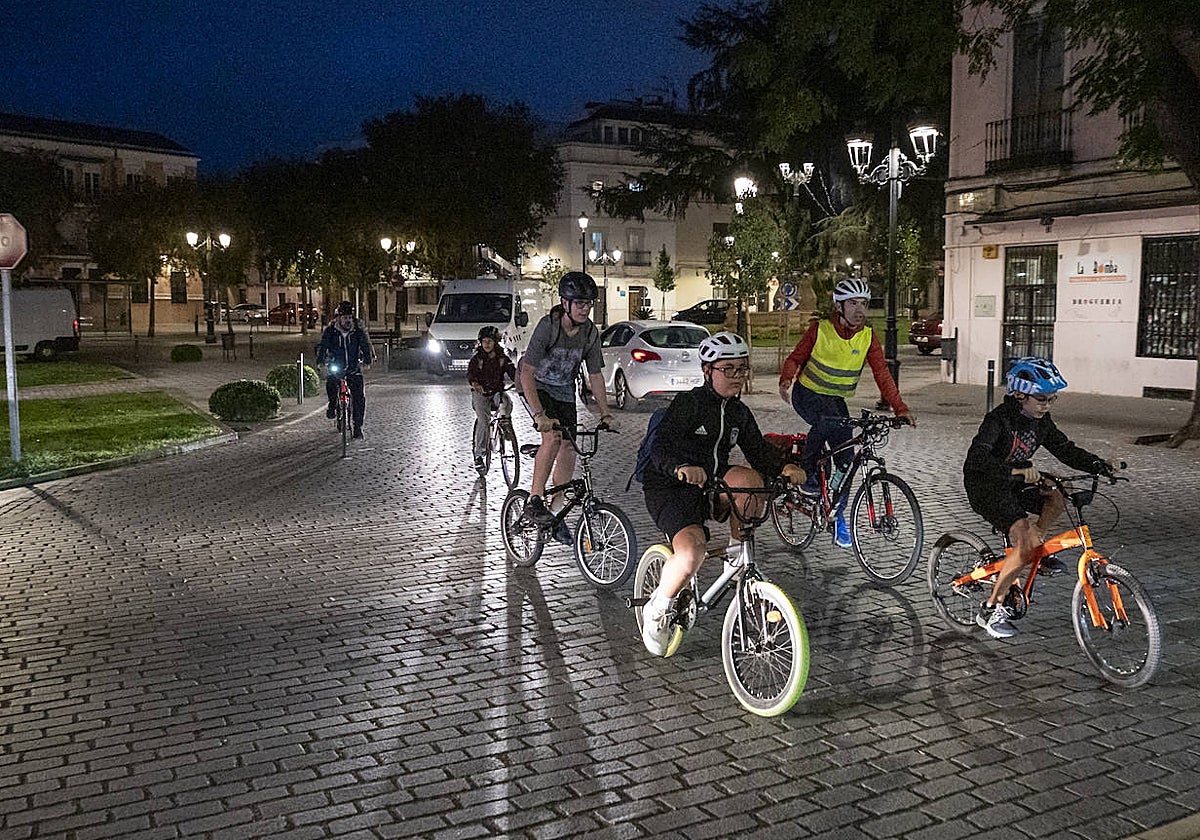 Un grupo de alumnos del Zurbarán participando en el 'bicibús'.