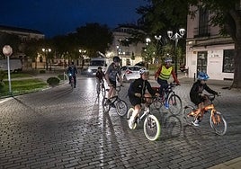 Un grupo de alumnos del Zurbarán participando en el 'bicibús'.