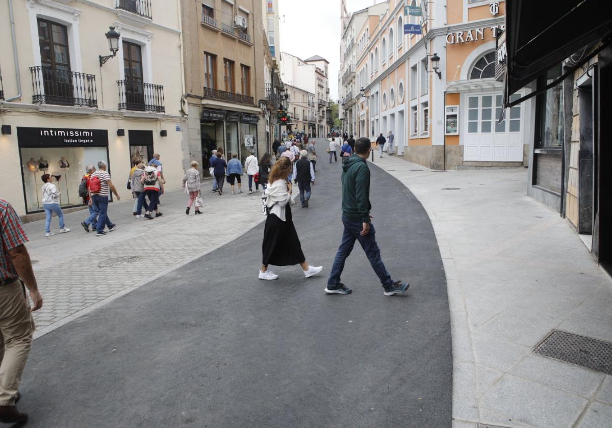 La capa de hormigón impreso irá sobre la de asfalto e imitará en forma y color a las baldosas de la acera.