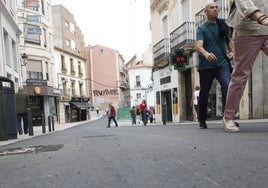 En primer plano, estado actual del pavimento de la calle San Antón.