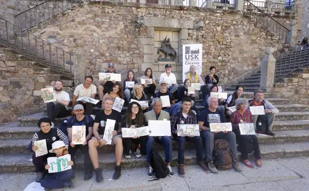 Dibujantes en la Plaza de San Jorge de Cáceres.