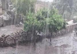 La intensa lluvia ha sorprendido a los vecinos de Valencia de Alcántara.