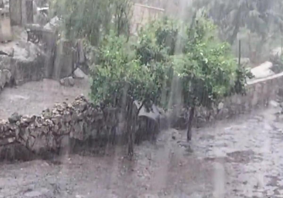 La intensa lluvia ha sorprendido a los vecinos de Valencia de Alcántara.