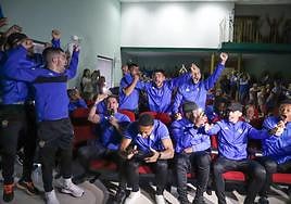 Los jugadores celebran al conocer que el betis será su rival de la Copa del Rey.