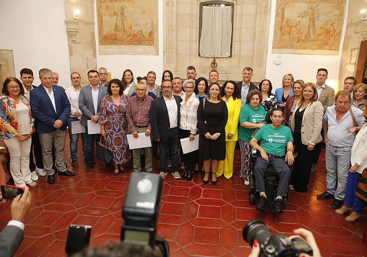 Imagen principal - Arriba, foto de familia de los finalistas antes del comienzo de la gala de los Premios San Pedro de Alcántara. Debajo, momento en que la asociación de cooperativas Valle del Jerte fue distinguida y un momento de la gala.