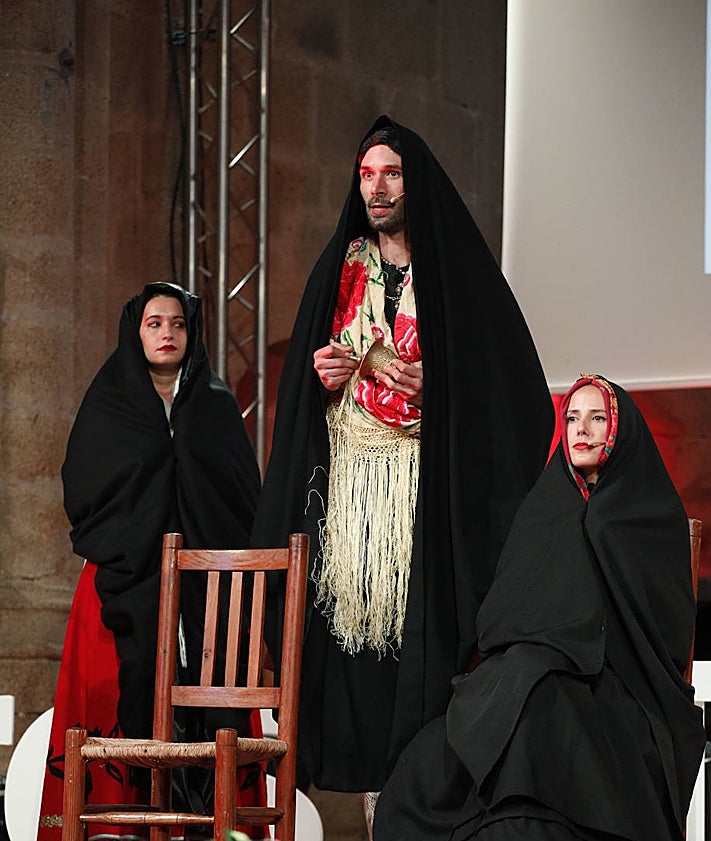 Imagen secundaria 2 - Arriba, foto de familia de los finalistas antes del comienzo de la gala de los Premios San Pedro de Alcántara. Debajo, momento en que la asociación de cooperativas Valle del Jerte fue distinguida y un momento de la gala.