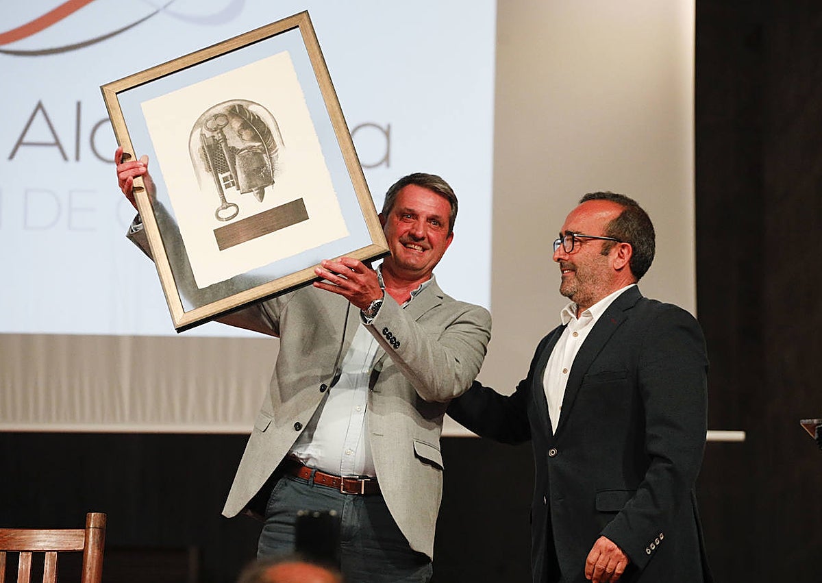 Imagen secundaria 1 - Arriba, foto de familia de los finalistas antes del comienzo de la gala de los Premios San Pedro de Alcántara. Debajo, momento en que la asociación de cooperativas Valle del Jerte fue distinguida y un momento de la gala.
