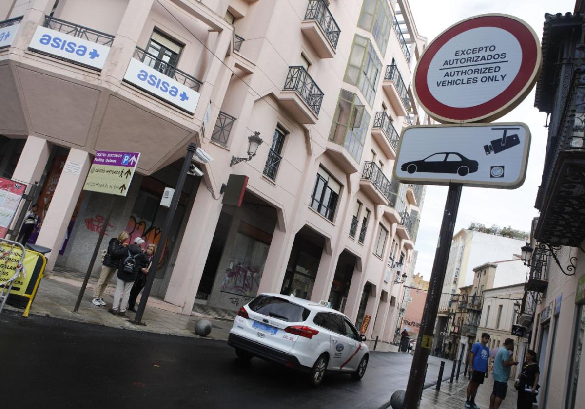 Señalización situada a la entrada de San Antón alusiva al control de acceso por cámara.