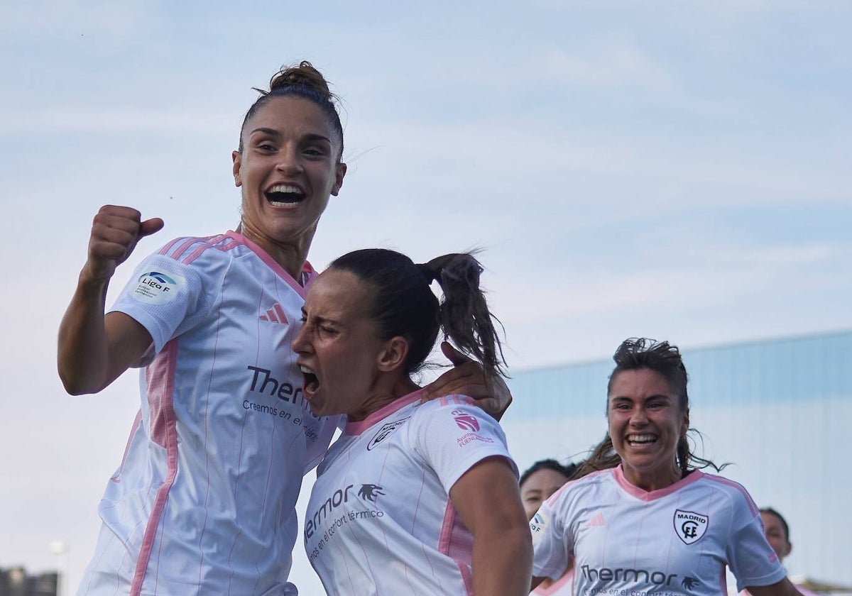 Paula León celebra con sus compañeras del Madrid CFF un tanto de este curso.