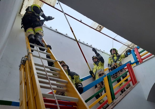 Bomberos en el colegio de Montánchez.