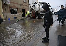 Una de las calles del barrio de Las Moreras, donde los vecinos y técnicos trabajan para evitar que el agua entre a las casas