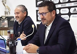 Iñaki Alonso, junto a Gudi, durante su presentación como entrenador del Badajoz.