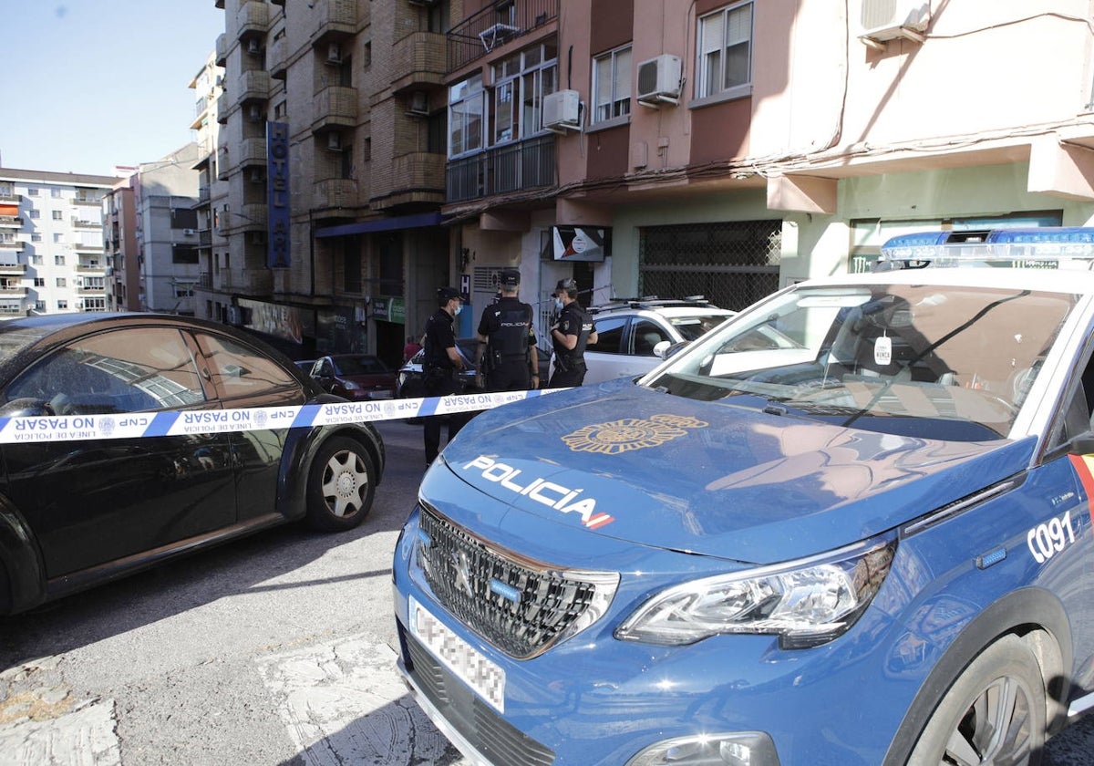 La Policía Nacional en el lugar en el que ocurrió la agresión, en un local de la calle Juan XXIII.