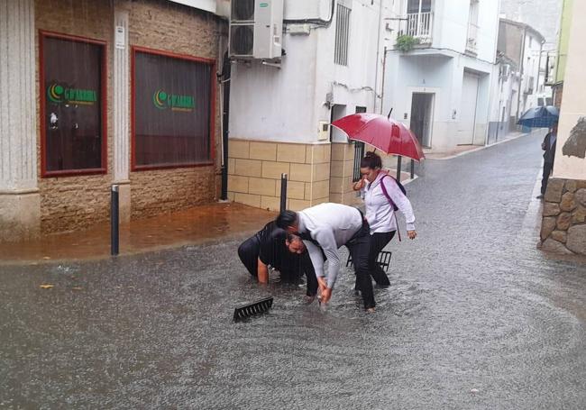 Calle anegada en Navalmoral de la mata.