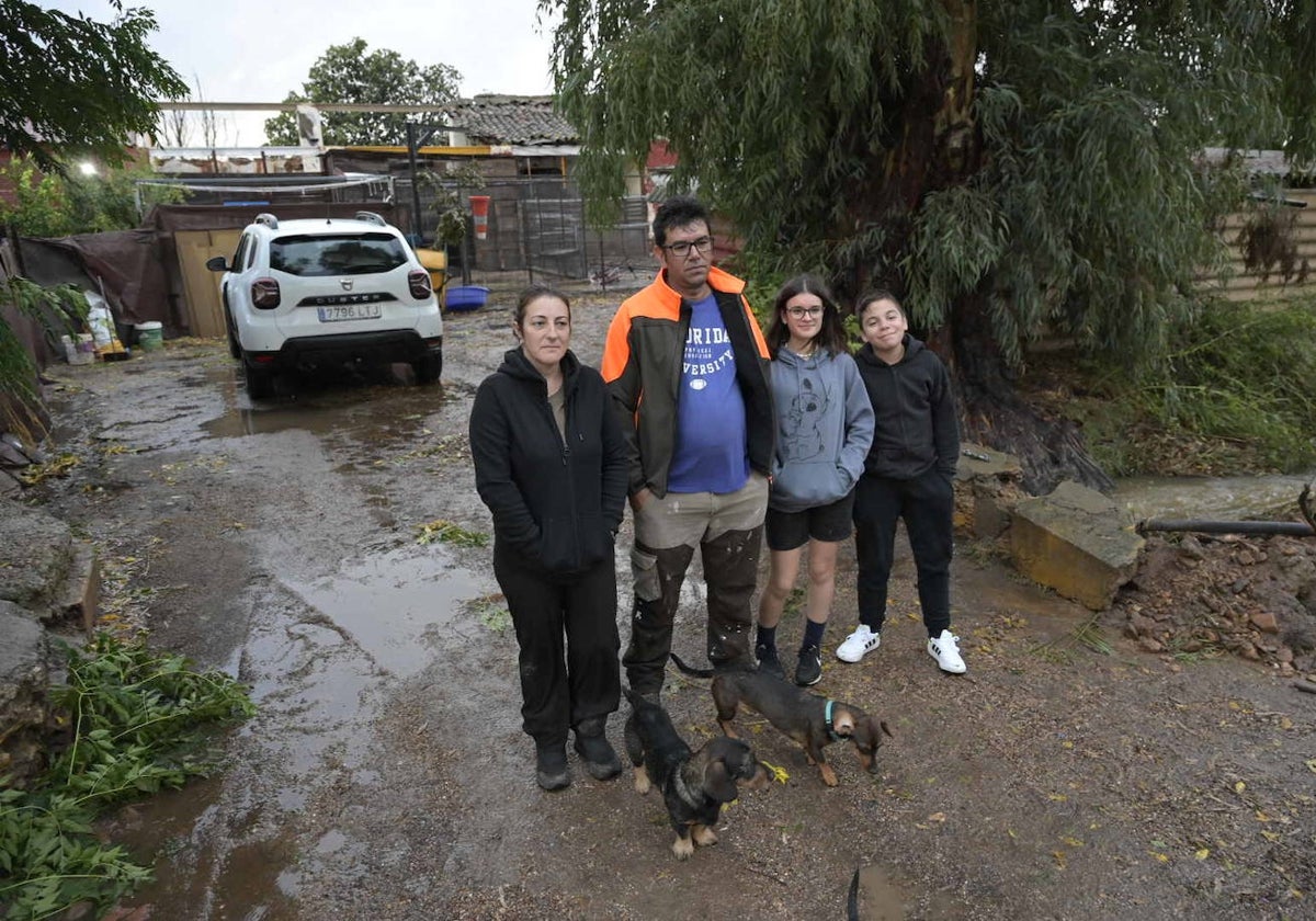 Javier Escalera y su familia no se quieren marchar de su vivienda en Las Casas Aisladas de Gévora.