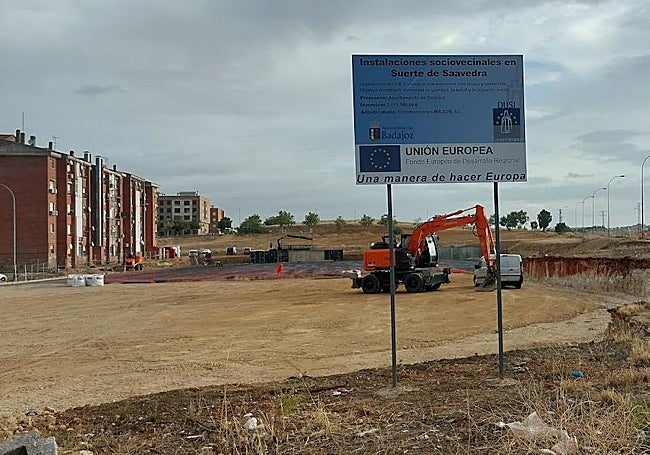 Obras para construir un campo de fútbol y un centro social en Suerte de Saavedra esta semana.