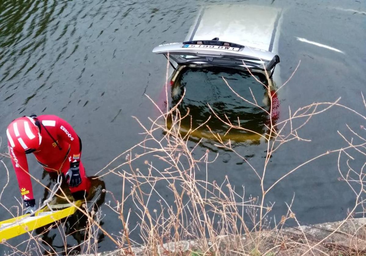 Vehículo que había caído al canal del Zújar en el término municipal de Villanueva.