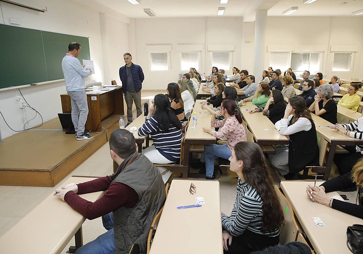 Primer examen este viernes en la Politécnica. El presidente del tribunal, Justo López, da instrucciones.