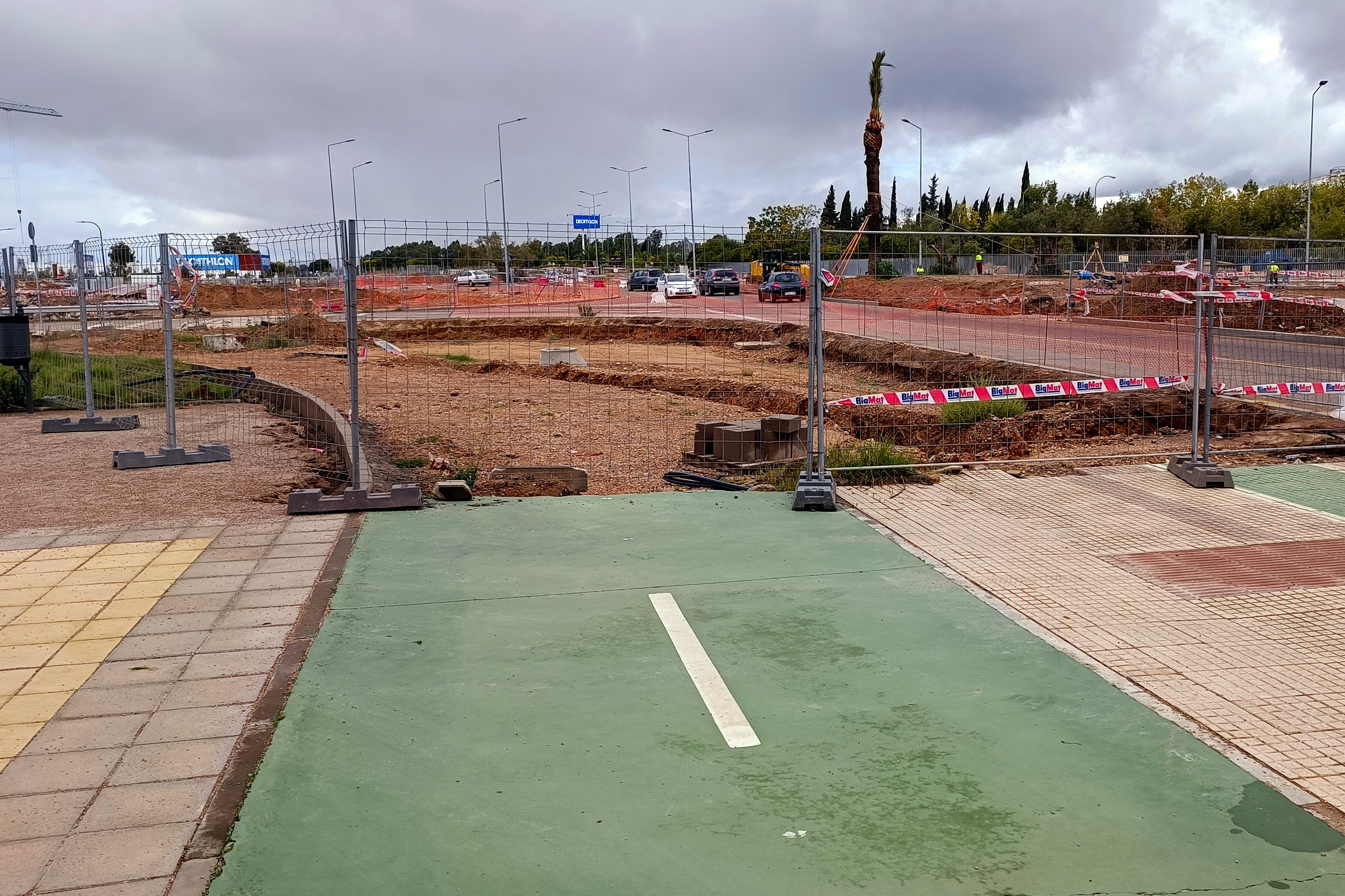 Las obras de la rotonda de la Universidad cortan el carril bici.