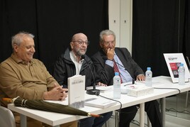 Jaime Álvarez Buiza, en el centro, en la presentación de su nuevo libro
