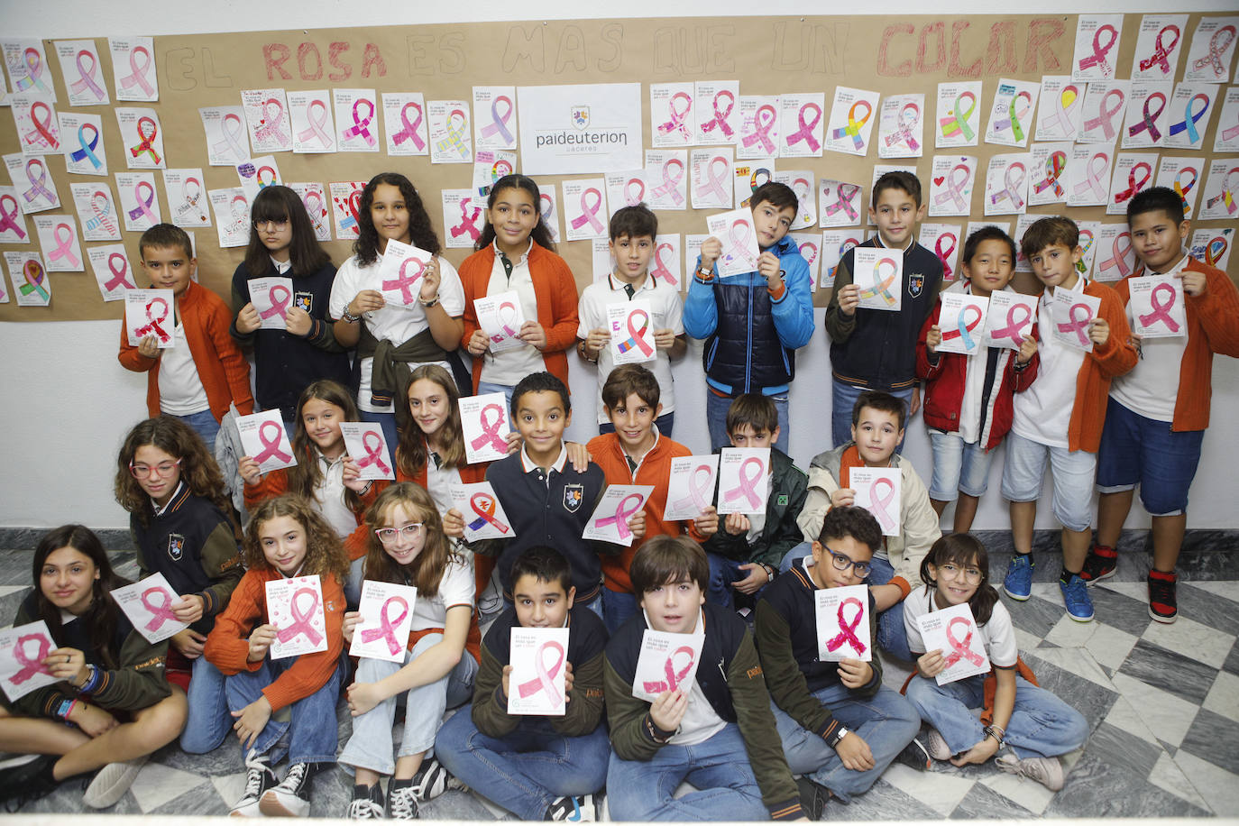 Lazos rosas elaborados por alumnos del Paideuterion.
