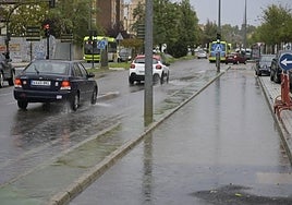 Agua acumulada ayer en la avenida de Elvas.