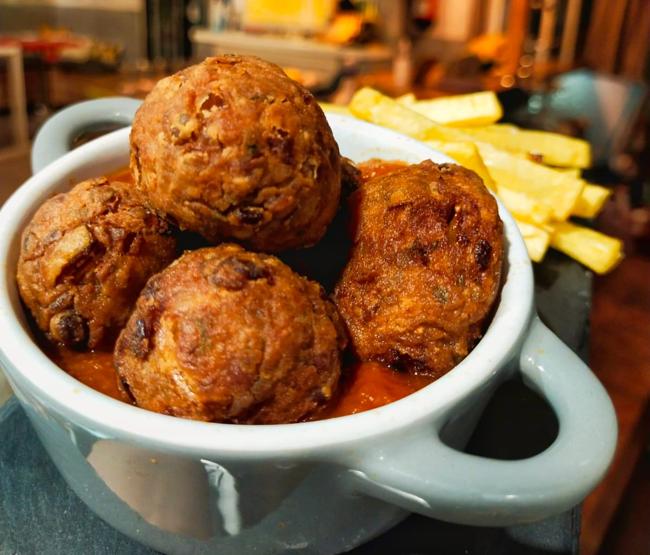 Albóndigas de lentejas con tomate.