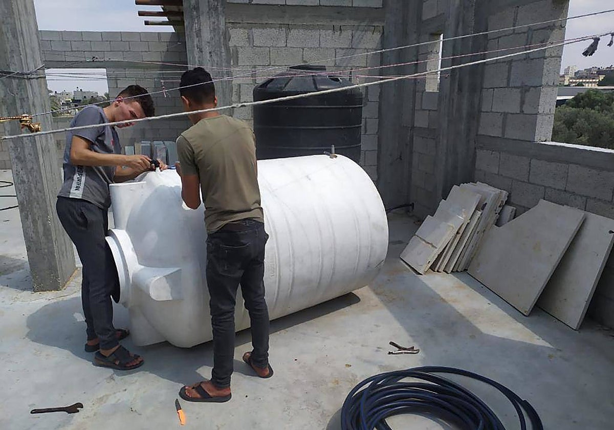 Instalación de uno de los depósitos que forman parte del proyecto del Colegio de Médicos y Confines.