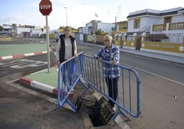 Vecinos de Las Moreras ante alguna de las alcantarillas que ayer tuvieron que levantar.