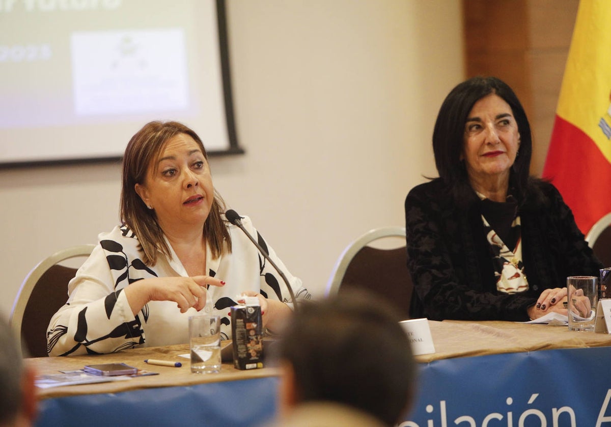 Mar Domínguez, directora del Diario HOY, y Raquel Rodríguez, presidenta del Colegio de Enfermería de Cáceres durante la conferencia inaugural.