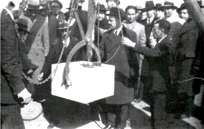 Año 1934. Colocación de la primera piedra del edificio del Gobierno Civil (ahora Subdelegación del Gobierno), en la avenida de Mayo. El alcalde Antonio Canales, con sombrero, está detrás de la piedra, a la izquierda.