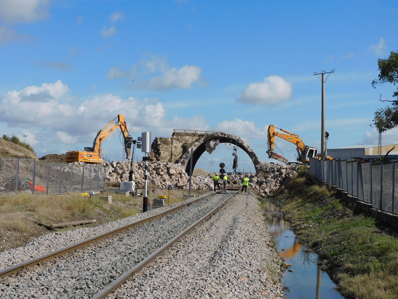 Así ha sido la demolición del puente de la N-V, en Navalmoral