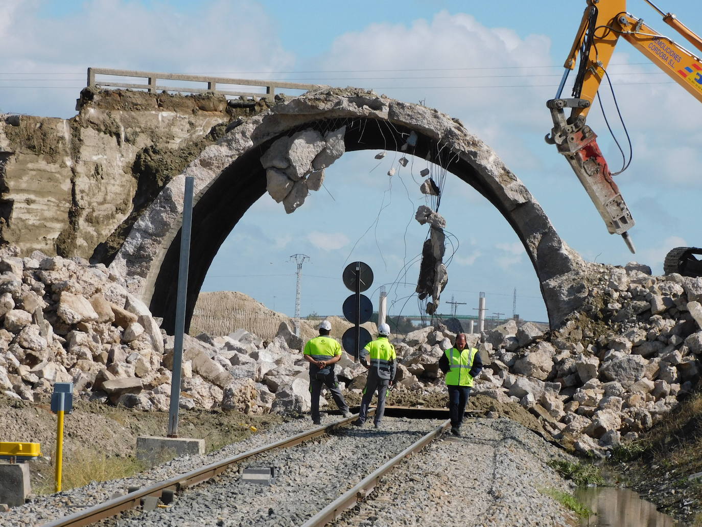 Así ha sido la demolición del puente de la N-V, en Navalmoral