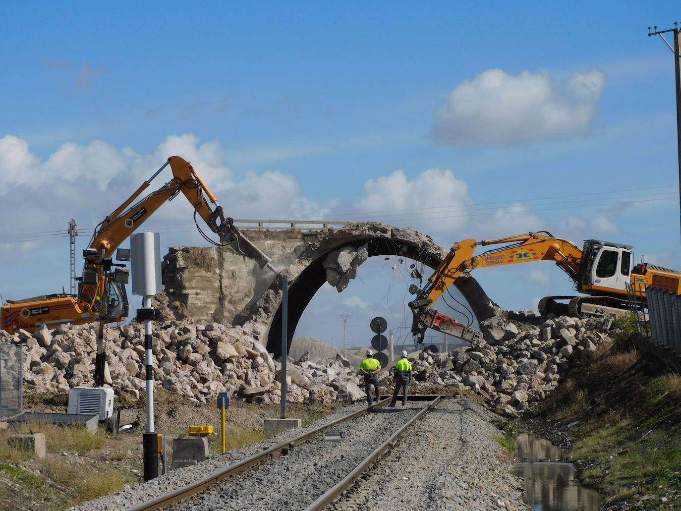 Así ha sido la demolición del puente de la N-V, en Navalmoral