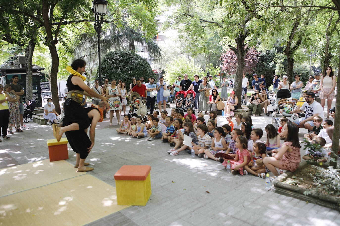 Niños disfrutando de teatro infantil en el parque de Gloria Fuentes de Cáceres.