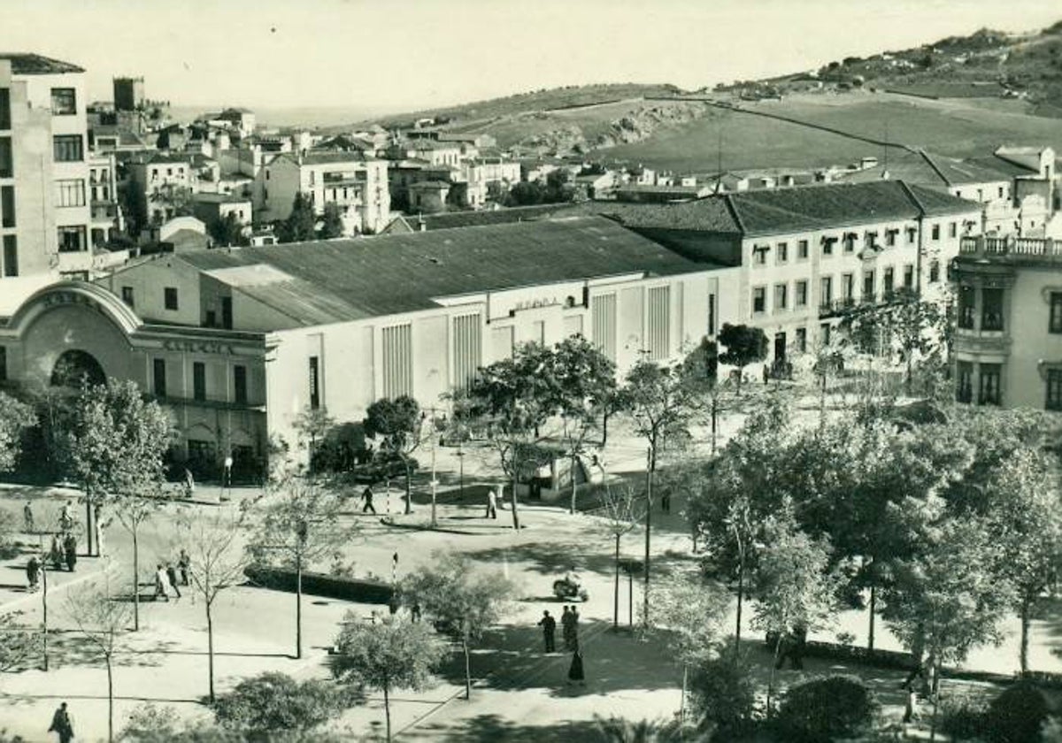 La avenida de la Virgen de la Montaña entre el cine Norba y el Chalet de los Málaga, en los años 50 o principios de los 60.