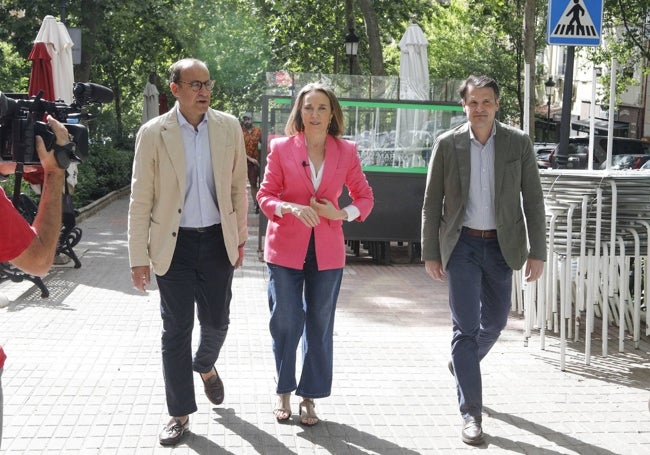 El alcalde Rafael Mateos, paseando con Cuca Gamarra, por la avenida de la Virgen de la Montaña el pasado mes de abril.